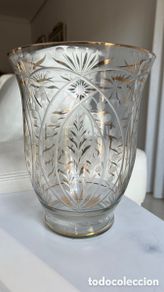 Antigüedades: ANTIGUO FLORERO JARRON DE CRISTAL LABRADO CON ADORNOS EN DORADO